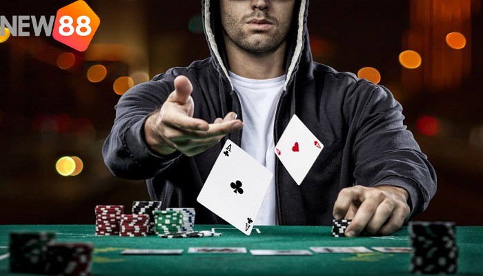 Người chơi có thể chọn chơi tiếp hoặc bỏ bài theo quy tắc của thứ tự bài Poker